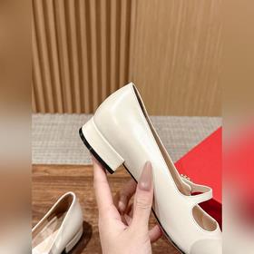 Новая модель весна-лето от Valentino с низким каблуком и квадратн