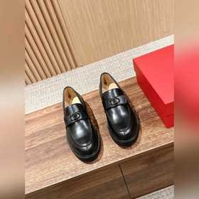 VALENTINO Новая модель мужских лофей Valentino. Модный новый диза