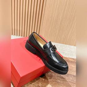 VALENTINO Новая модель мужских лофей Valentino. Модный новый диза