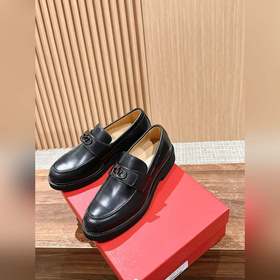 VALENTINO Новая модель мужских лофей Valentino. Модный новый диза