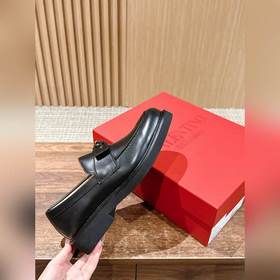 VALENTINO Новая модель мужских лофей Valentino. Модный новый диза