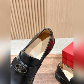 VALENTINO Новая модель мужских лофей Valentino. Модный новый диза