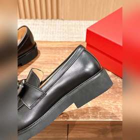 VALENTINO Новая модель мужских лофей Valentino. Модный новый диза