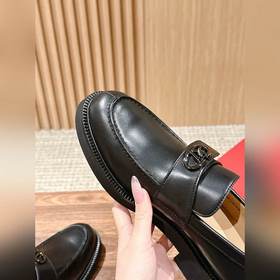 VALENTINO Новая модель мужских лофей Valentino. Модный новый диза