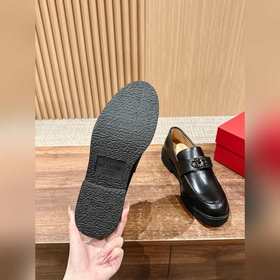VALENTINO Новая модель мужских лофей Valentino. Модный новый диза