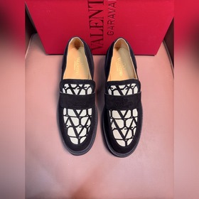 Новые мужские туфли-лофеки VALENTINO с заклепками. Модные и удобн