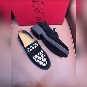 Новые мужские туфли-лофеки VALENTINO с заклепками. Модные и удобн