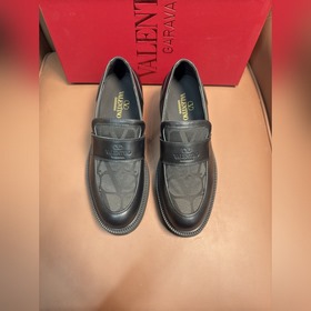 Новые мужские туфли-лофеки VALENTINO с заклепками. Модные и удобн