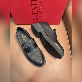 Новые мужские туфли-лофеки VALENTINO с заклепками. Модные и удобн