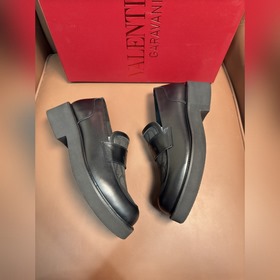 Новые мужские туфли-лофеки VALENTINO с заклепками. Модные и удобн