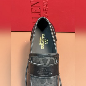 Новые мужские туфли-лофеки VALENTINO с заклепками. Модные и удобн