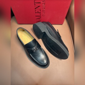 Новые мужские туфли-лофеки VALENTINO с заклепками. Модные и удобн