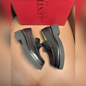 Новые мужские туфли-лофеки VALENTINO с заклепками. Модные и удобн