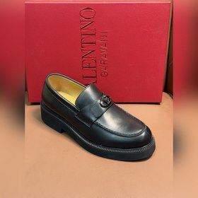 Новые мужские туфли-лофеки VALENTINO с заклепками. Модные и удобн