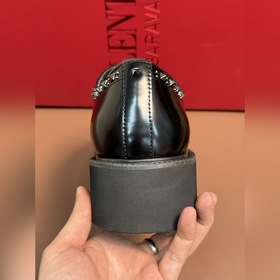 Новые мужские туфли-лофеки VALENTINO с заклепками. Модные и удобн