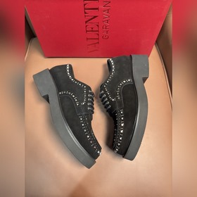 Новые мужские туфли-лофеки VALENTINO с заклепками. Модные и удобн