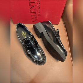 Новые мужские туфли-лофеки VALENTINO с заклепками. Модные и удобн
