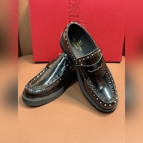 Новые мужские туфли-лофеки VALENTINO с заклепками. Модные и удобн