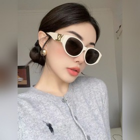 SAINT LAURENT . Новинки SL M86 Логотип SAINT LAURENT на ножке Ра