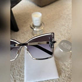 Ysl модники выстраиваются в очередь YSL M121F 2025 уже в продаже 