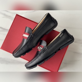 Новинка BALLY — мужские туфли-слипоны.