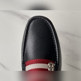 Новинка BALLY — мужские туфли-слипоны.