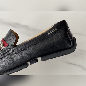 Новинка BALLY — мужские туфли-слипоны.