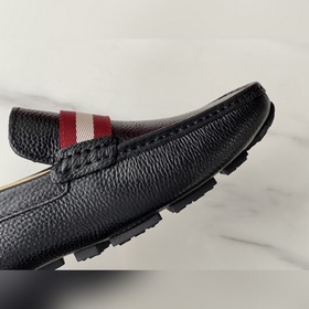 Новинка BALLY — мужские туфли-слипоны.