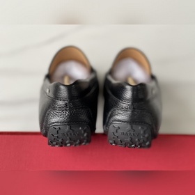 Новинка BALLY — мужские туфли-слипоны.