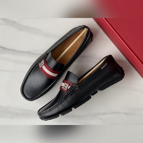 Новинка BALLY — мужские туфли-слипоны.