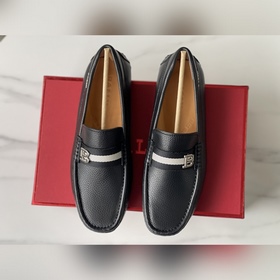 Новинка BALLY — мужские туфли-слипоны.
