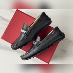 Новинка BALLY — мужские туфли-слипоны.