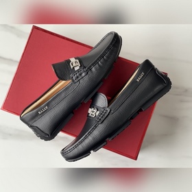 Новинка BALLY — мужские туфли-слипоны.