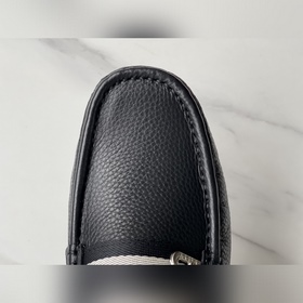 Новинка BALLY — мужские туфли-слипоны.