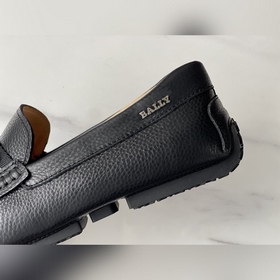 Новинка BALLY — мужские туфли-слипоны.