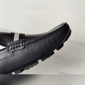 Новинка BALLY — мужские туфли-слипоны.