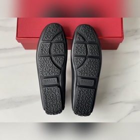 Новинка BALLY — мужские туфли-слипоны.