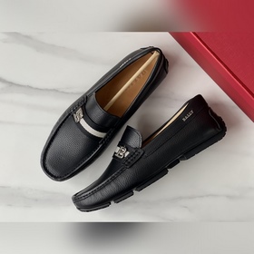 Новинка BALLY — мужские туфли-слипоны.