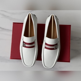Новинка BALLY — мужские туфли-слипоны.