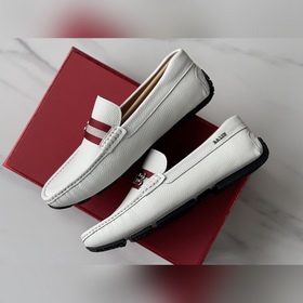 Новинка BALLY — мужские туфли-слипоны.