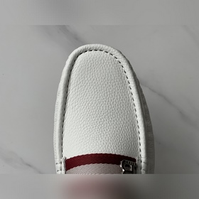 Новинка BALLY — мужские туфли-слипоны.