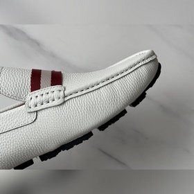 Новинка BALLY — мужские туфли-слипоны.