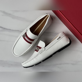 Новинка BALLY — мужские туфли-слипоны.