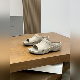 BALENCIAGA  BALENCIAGA постоянно уди
