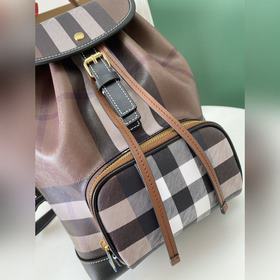 Новый рюкзак B House изготовлен из тка