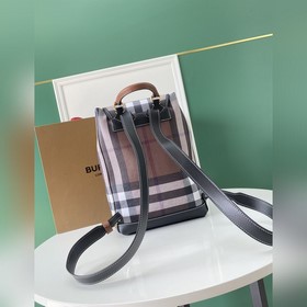 Новый рюкзак B House изготовлен из тка
