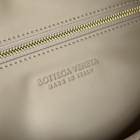 # Сумка Bv New Medium Lambskin HOP 796