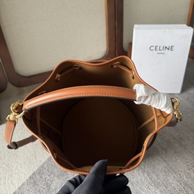 Новинка CELINE： сумка-ведро с традицио