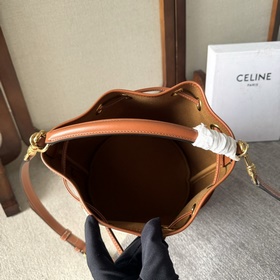 Новинка CELINE： сумка-ведро с традицио
