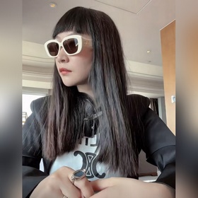 celine2026 Позирует для камеры celine：